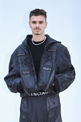 Millie és Romeo Beckham (bizony, Victoria Beckham és David Beckham fia) 2016-ban találkoztak egy jótékonysági gálán, de csak 2019-ben kerültek egymáshoz közelebb. Túl sokáig nem tartott a kapcsolatuk, és soha nem jutottak el arra a pontra, hogy megerősítsék azt a nyilvánosság előtt is.