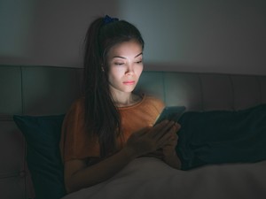 Ilyen hatással van a kék fény a bőrödre