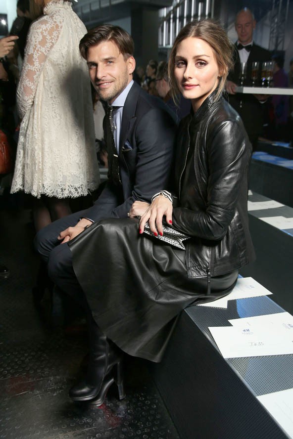 Olivia és vőlegénye, Johannes Huebl a H&M párizsi bemutatóján.