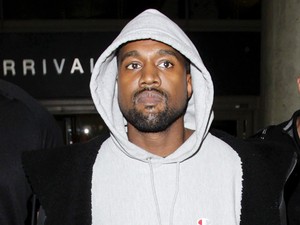 Meztelen Kim Kardashian-hasonmás rondacipőben - Kanye West felrobbantotta a közösségi oldalakat az új kampányával