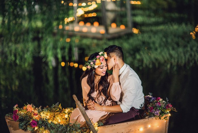 Álomeljegyzés! Ez a pár megidézte Aranyhaj szuper romantikus csónakos jelentét!