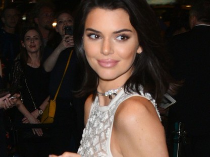 Nem hiszünk a szemünknek! Kendall Jenner újabb embert lökött arrébb! 