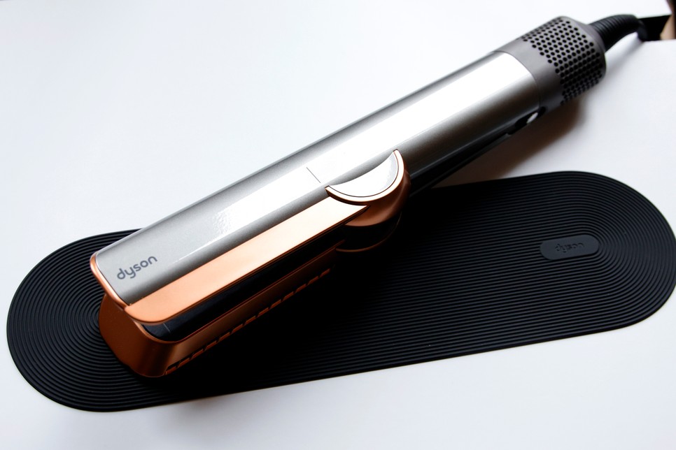 Megérkezett a Dyson legújabb innovációja, az Airstrait nedves-száraz hajvasaló