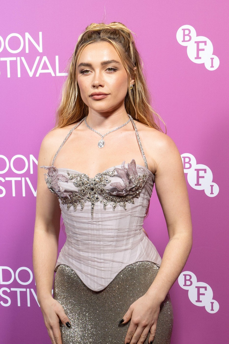 A Florence Pugh által alakított Cathy Ames a történet elején tinédzser, illetve fiatal felnőtt, a színésznő viszont januárban már 31. születésnapját ünnepelheti. 