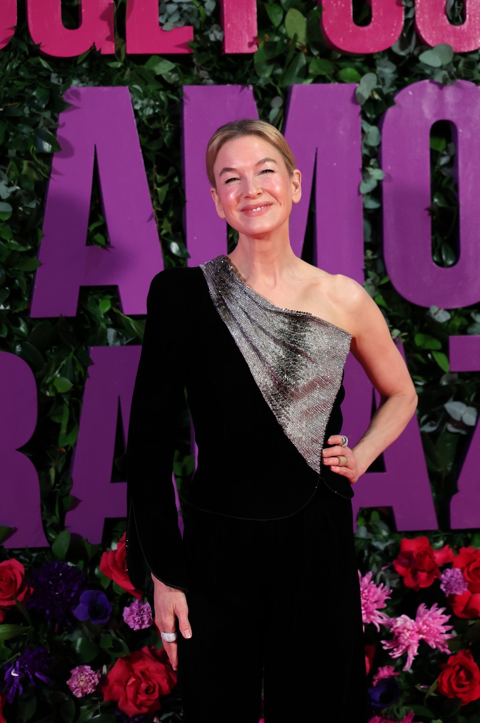 Renée Zellweger csodás szettjéhez meztelen manikűrt választott