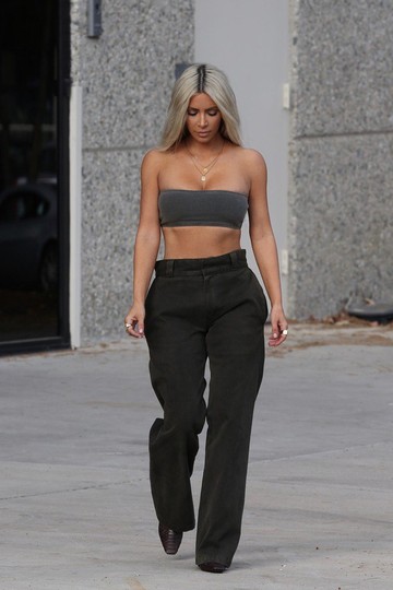 Őrület! Kim Kardashian 17 különböző szettbe öltözött át 24 óra alatt