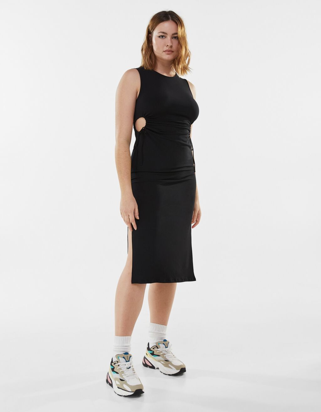 Oldalt kivágott midiruha