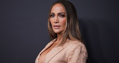 Jennifer Lopez köldökig érő dekoltázst villantott, hatalmas feltűnést keltett a párizsi divathéten