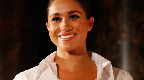 Meghan Markle egy egyszerű fehér ingben és fekete szoknyában is gyönyörű