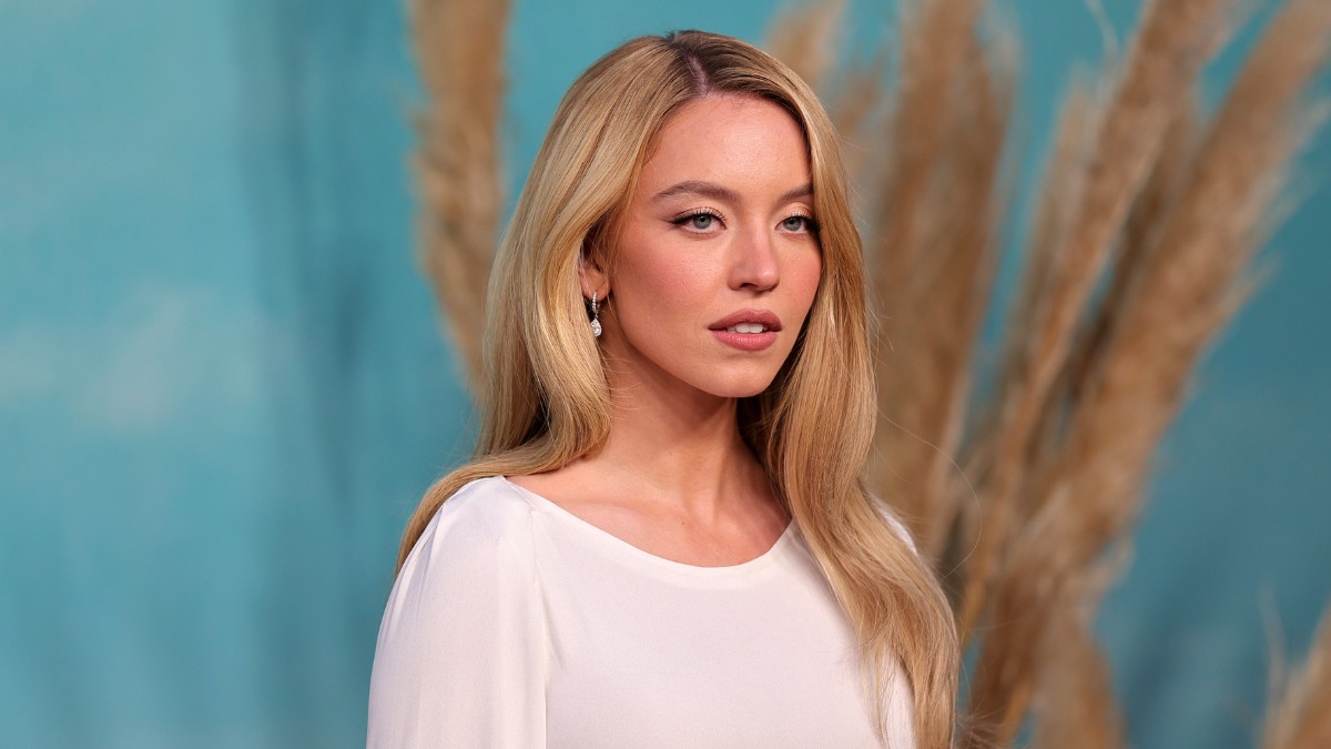 Sydney Sweeney pucérfelsőben érkezett a Velencei Filmfesztiválra, csak úgy árad belőle a sikk