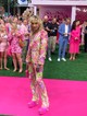 A Barbie-film berlini premierjén hatalmas feltűnést keltett színes outfitjében - főleg rózsaszín magassarkújának köszönhetően lopta el a show-t. (2023)