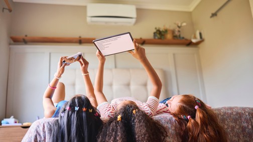 Mikor adjunk először telefont a gyerekeknek? A szakértők szerint ez az ideális kor