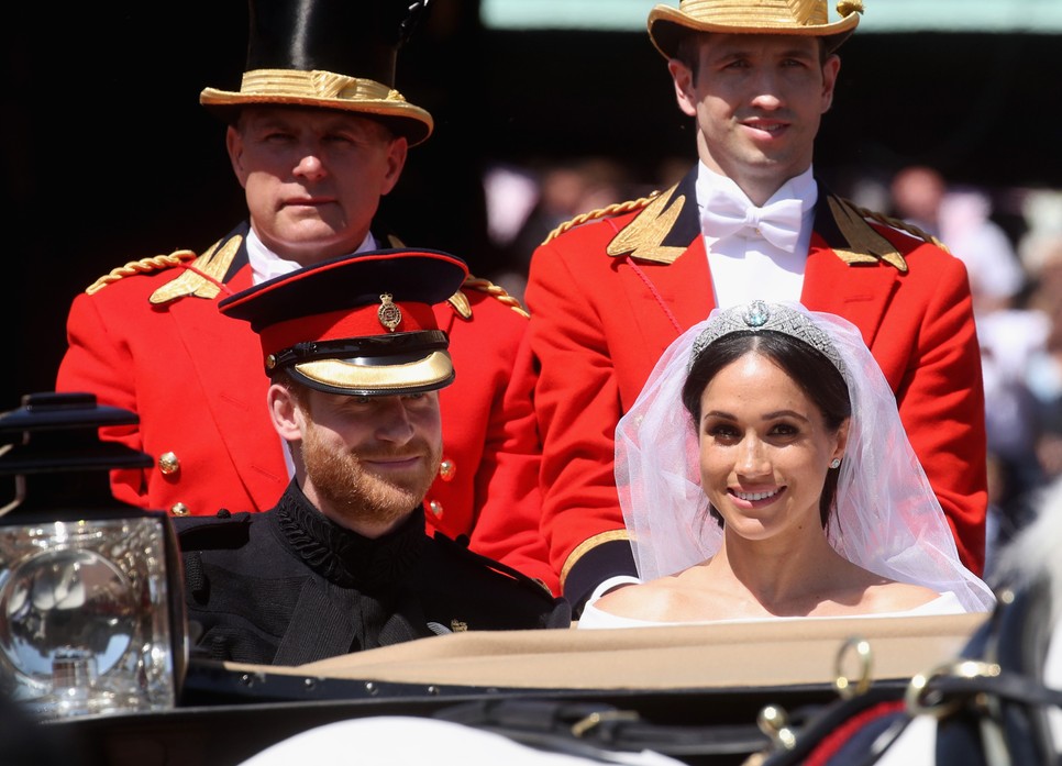 A 2018-as esküvő utáni menet, élén a szakállas Harry herceggel és Meghan Markle-lel