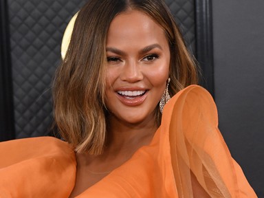Chrissy Teigen új posztjában a 10 éves mellimplantátumát ünnepli