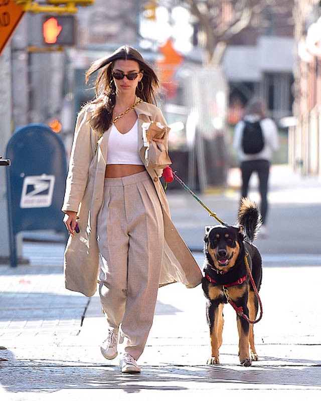 Emily Ratajkowski kutyasétáltatós szettjeit nem lehet szó nélkül hagyni