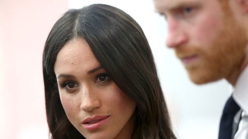 Újabb botrány: Meghan Markle apja már Erzsébet királynőnek üzenget...