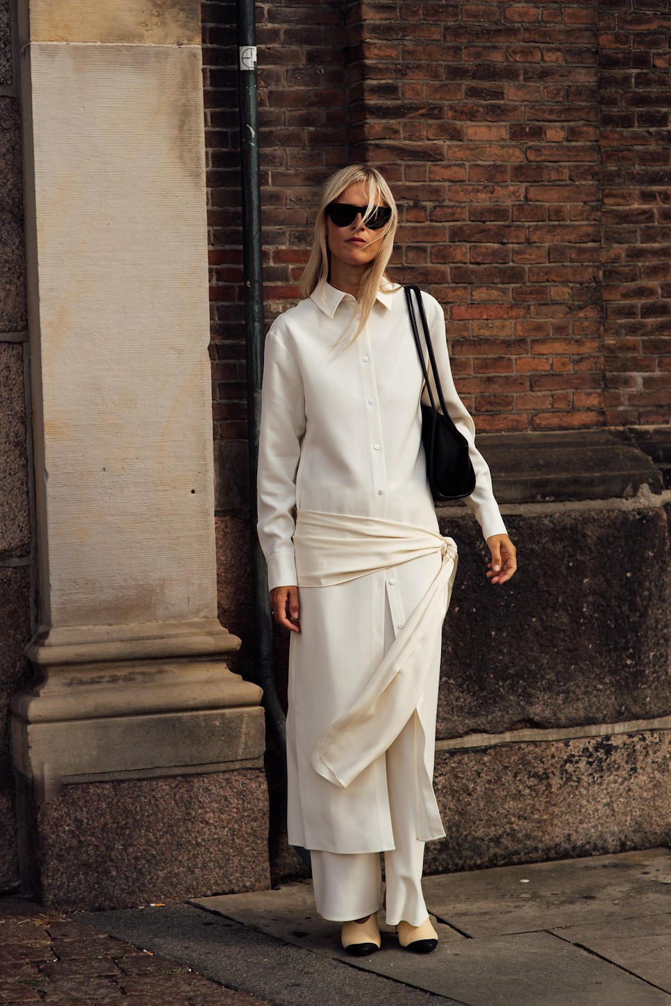 A street style divat leginkább feketével párosította a krém árnyalatot