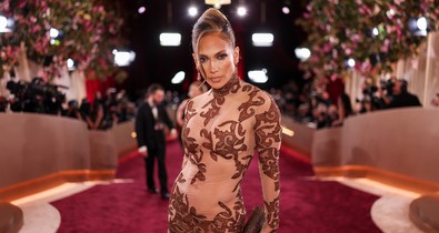 Jennifer Lopez zavarbaejtő dekoltázst villantott, csak úgy vonzotta a tekinteteket a gálán