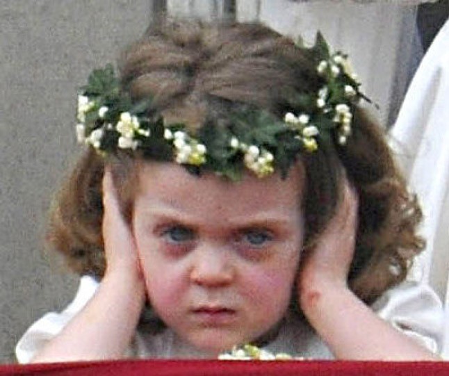 Emlékszel rá? Így néz ki most a morcos virághintő kislány Kate Middleton és Vilmos esküvőjéről