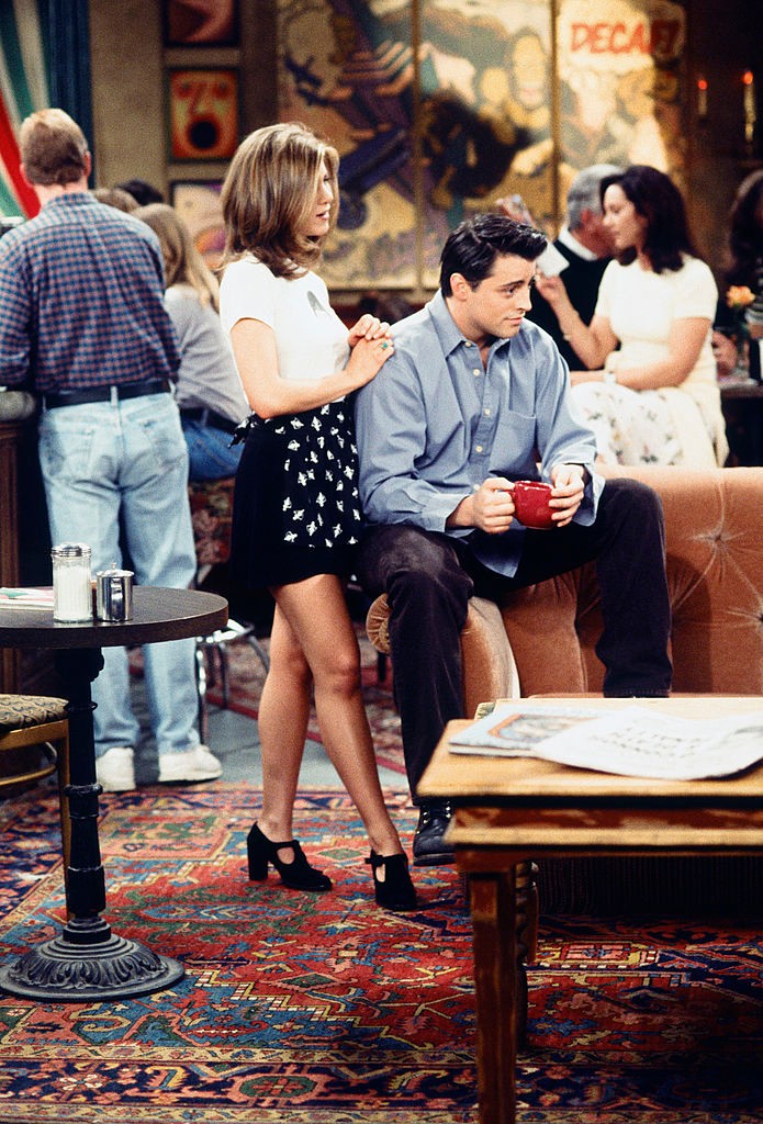 Jennifer Aniston, a Jóbarátok második évadában - pincérnői pályafutása során Rachel Green gyakran hordott miniszoknyát 