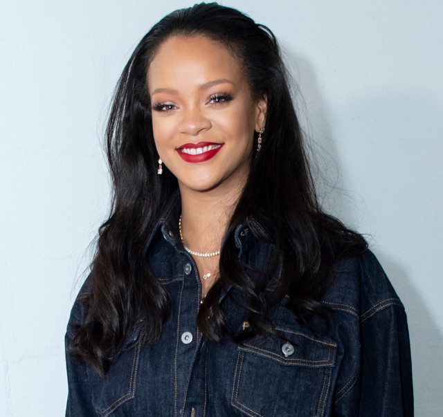 Rihanna szexi fehérneműben mutatta meg, mennyire hajlékony