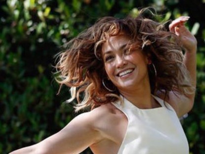 Jennifer Lopez gyönyörű kis fehér ruhában, még ugrás közben is tökéletes