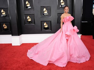 Hatalmas uszályok, rengeteg tüll: íme a Grammy-gála legszebb ruhái