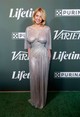 A Variety Power of Women gáláján Sydney Sweeney egy lélegzetelállító, teljesen áttetsző, ezüstösen csillogó Christian Cowan kreációban mutatta meg tökéletes alakját, amely alá nem vett fel melltartót. A folyékony fém hatású darab szabadon hagyta a színésznő kebleit, miközben a   szűkített derékrész elképesztő homokóra sziluettet kölcsönzött neki. 