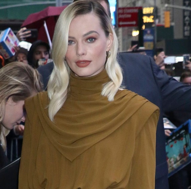 Egy nap, három őrülten jó szett Margot Robbie-tól
