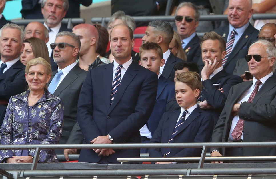 Nahát, mennyire hasonlít egymásra Vilmos herceg és György herceg!