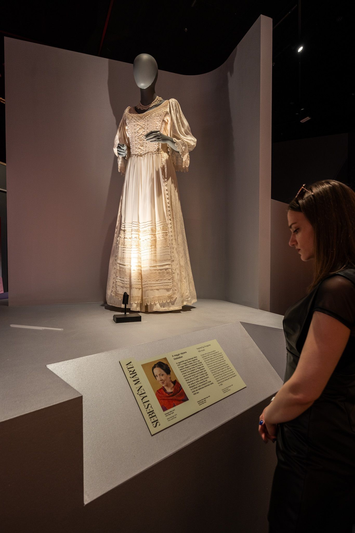 Sebestyén Márta népdalénekes öltözéke