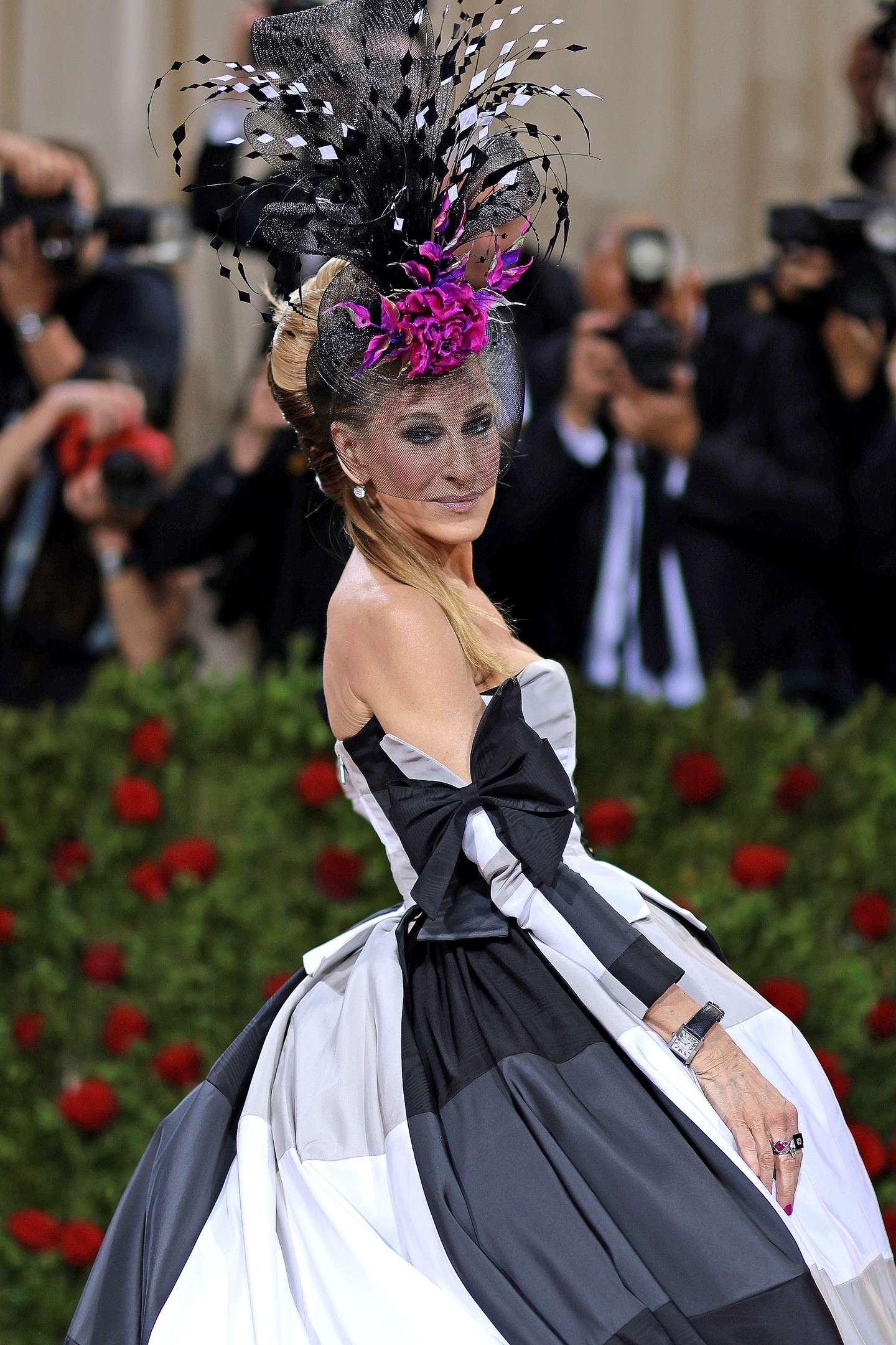 Sarah Jessica Parker a 2022-es Met-gálán is egy Philip Treacy kalapot választott. Mi ez, ha nem őszinte szeretet és odaadás? SJP pontosan tudja, mi a dörgés divatfronton!
