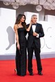 Olykor egy szeretetteljes arcsimogatás is belefér: George Clooney és Amal Clooney a hónap elején a Velencei Filmfesztiválon lopta el újra a show-t.