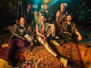 “12 óra vidámpark, ahova a fiam vitt el” - anyukáik szereplésével készített új videoklipet a Bohemian Betyars és Freund Ádám 