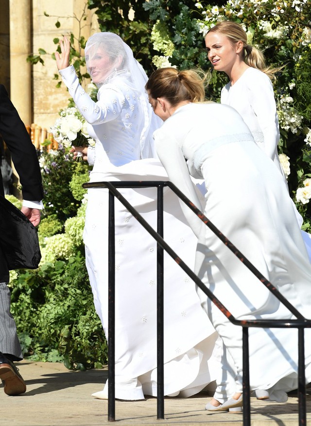 Ellie Goulding férjhez ment, és mi csak ámulunk, milyen gyönyörű menyasszony