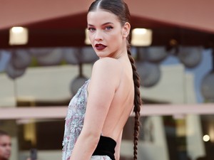 Palvin Barbara bebizonyítja, hogy az XXL fonás az ősz legmenőbb frizurája