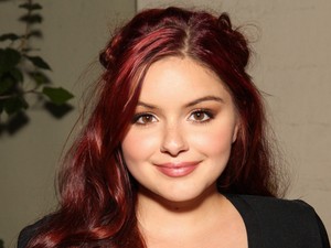 A Modern család sztárja az új hajszínnel kiköpött Angelina Jolie!