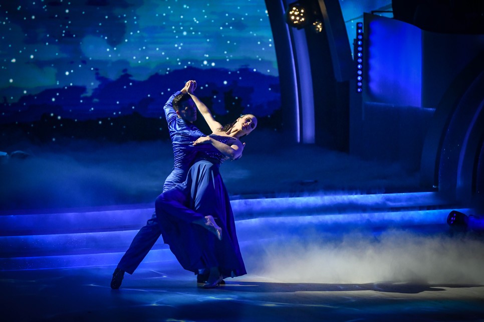 Törőcsik Franciska rendre bebizonyítja, hogy mind a standard, mind a latin táncok világában ügyesen mozog a Dancing with the Stars parkettjén, amiben nagy szerepe van profi partnerének, Baranya Dávidnak is