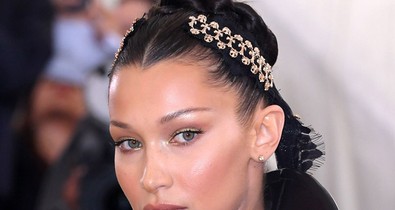 A PVC-apácának öltöző Bella Hadid egy 5 kilós fejdíszt cipelt