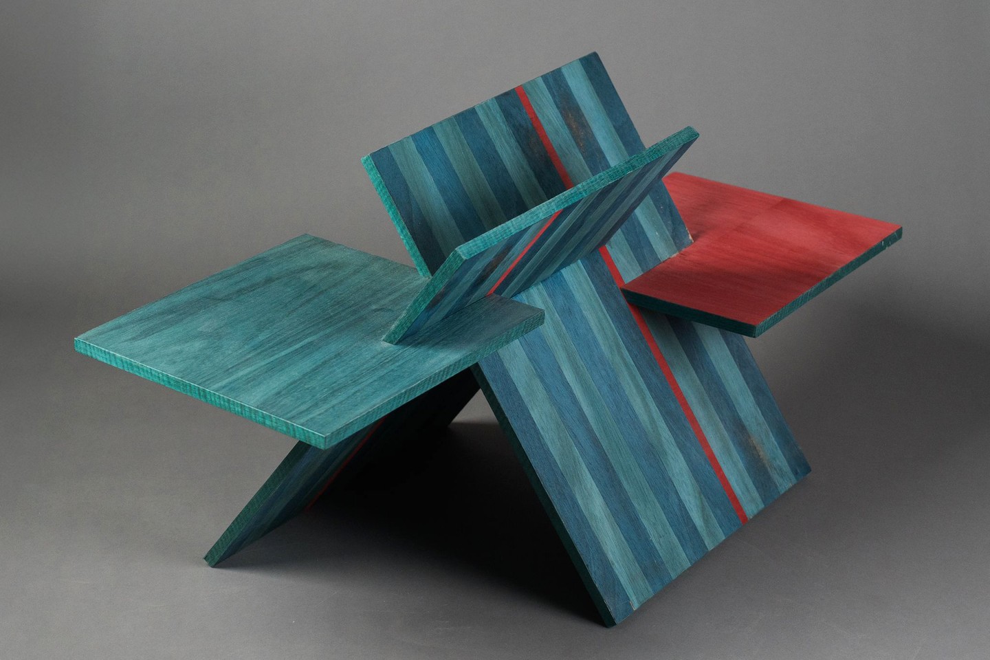 Nagy Karola: Nex. A dohányzóasztal a Multipraktik cég különlegesen színes rétegelt lemezeinek lehetőségeit térképezi fel. Lapraszerelhető és mindenféle külső rögzítés nélkül összeállítható: a struktúrát négy lap egymásba csúsztatása eredményezi, a hangsúlyt így a felület mintájára és színeire helyezve.