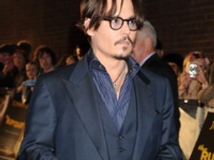 Bizarr sztárdivat! Johnny Depp kilakkozta a körmeit