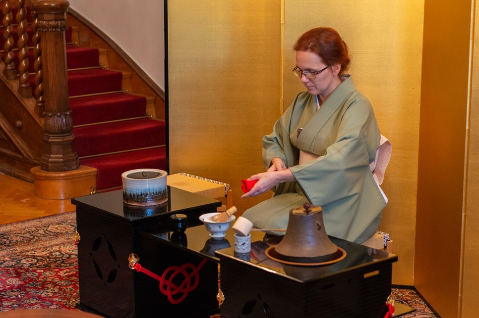 A hazai csoport alapításának 20. évfordulója alkalmából a Japán Nagykövetségen rendezett ünnepségen Kornélia teaszertartást tart