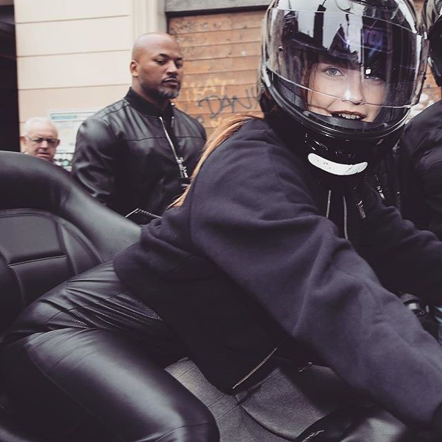 palvin barbara, palvin barbi, párizs, divathét, loreal, üzlet, megnyitó, motoros, overall, dekoltázs, topmodell