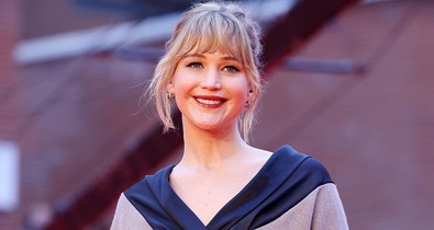 Jennifer Lawrence meseszép meztelenszoknyában tündökölt, csak úgy árad belőle a sikk