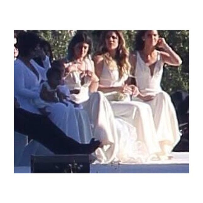 Mondanunk sem kell, hogy mindenki csodálatosan festett.