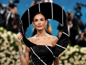 Demi Moore új frizurára váltott: mintha évtizedeket fiatalodott volna a színésznő