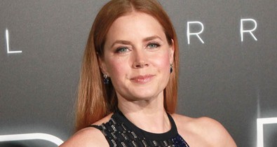 Imádunk Amy Adams, de az ég szerelmére, mi ez a rettenetes ruha?