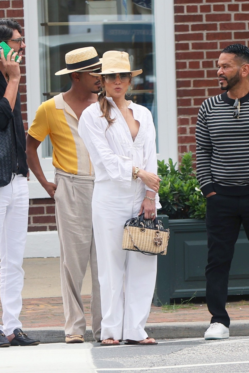 Jennifer Lopezt Bridgehamptonban, shoppingolás közben csípték el a paparazzik