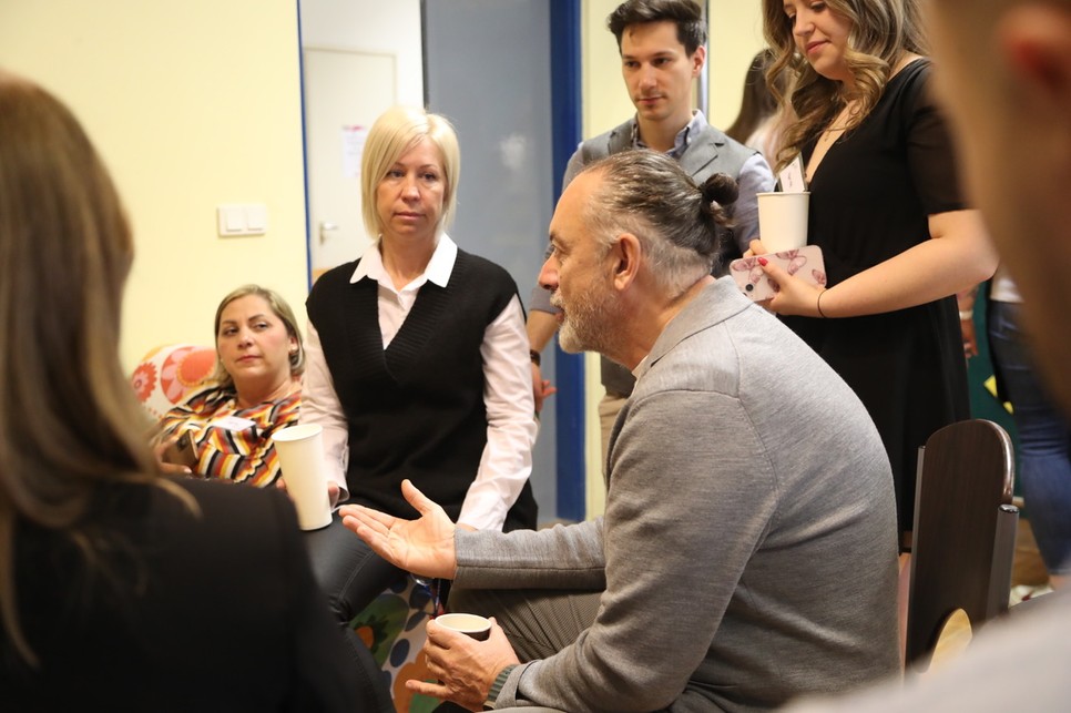 Zsidró Tamás lelkesen szépítette a Szépségnapon részt vevő nőket és férfiakat