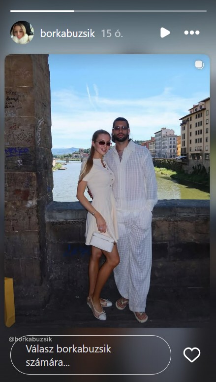 Buzsik Borka ebben a letisztult, gombos fehér miniruhában és elegáns kiegészítőkben testesítette meg a tökéletes nyári eleganciát férje, Szoboszlai Dominik oldalán